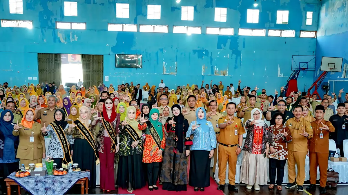Lutfi Hanafi/Jawa Pos Metro Pekalongan
BERFOTO BERSAMA - Seluruh peserta dan perwakilan Bunda Literasi pantura Barat berfoto Bersama usai kegiatan Penguatan Gerakan Literasi Digital Perpustakaan: Digital Cerdas-Gemar Membaca di GOR Jetayu, Senin (8/6/2026).