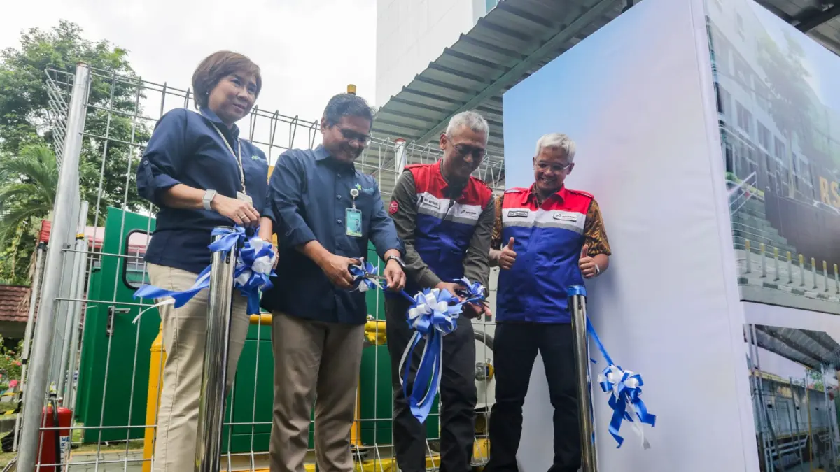 PERESMIAN : Direktur Infrastruktur dan Teknologi PGN TBk. Hery Murahmanta (kedua kanan) bersama Direktur Layanan Operasional RSUP Dr. Sardjito Yogyakarta Riat El Khair (kedua kiri) melakukan prosesi pemotongan pita saat Ceremony Gas In di RSUP Dr. Sardjito Yogyakarta, Rabu 3 Juni 2026. 