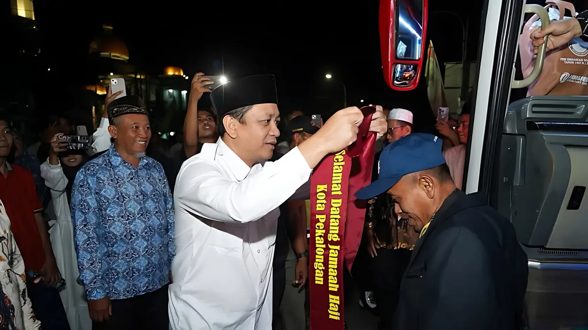 ist
SAMBUT JAMAAH HAJI - Walikota Aaf saat menyambut jamaah haji Kota Pekalongan saat tiba di &nbsp;Halaman GOR Jetayu, Selasa dini hari (9/6/2026).