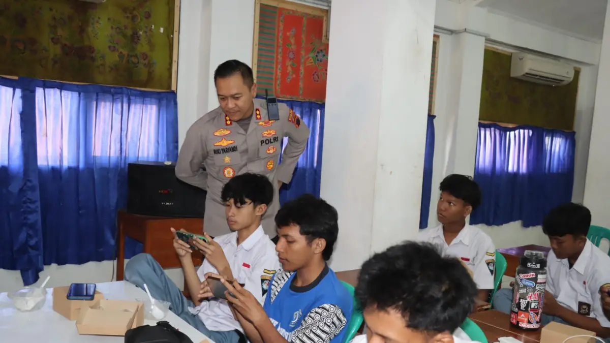 Lutfi Hanafi/Jawa Pos Metro Pekalongan
PANTAU - Kapolres Pekalongan Kota AKBP Riki Yariandi saat memantau pertandingan Turnamen Mobile Legends di Aula SMK Muhammadiyah Kota Pekalongan, Selasa (9/6/2026).