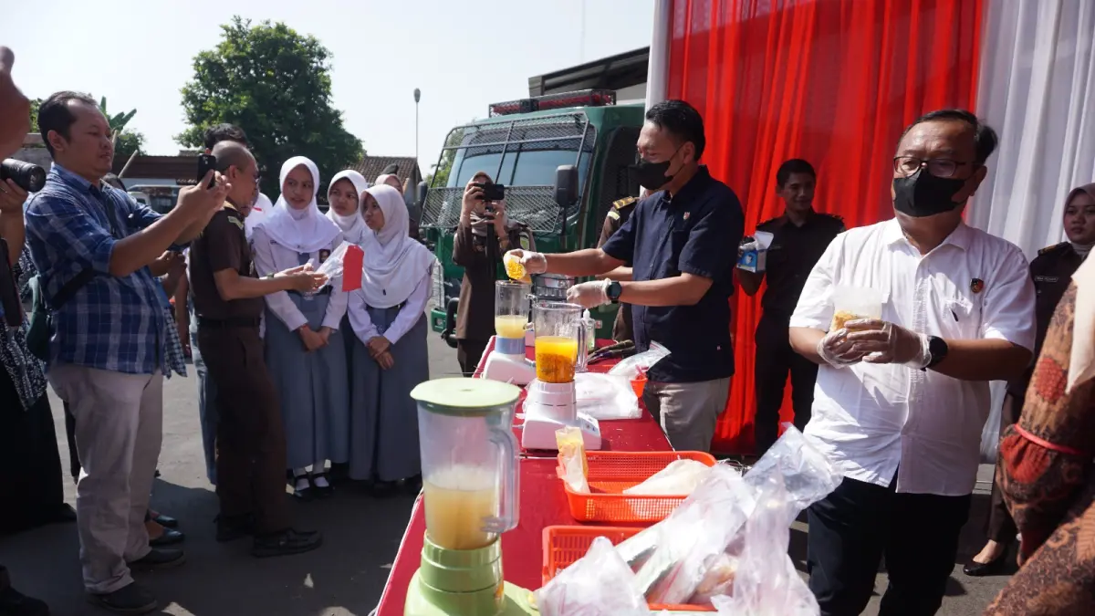 PEMUSNAHAN : Suasana pemusnahan barang bukti di Kejaksaan Negeri Batang.