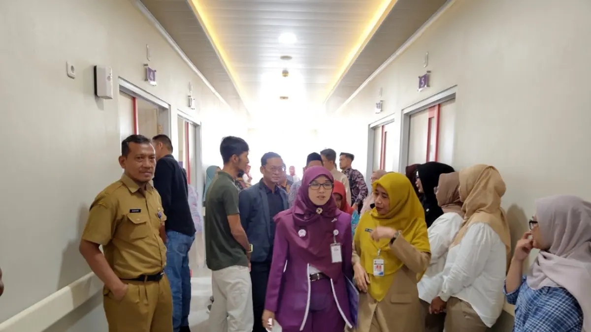 TINJAUAN: Kepala Dinkes Batang saat meninjau ruangan rawat inap untuk pasien.&nbsp;