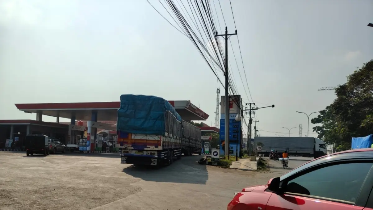NAIK: Suasanan antran di salah satu pom bensin di Batang.