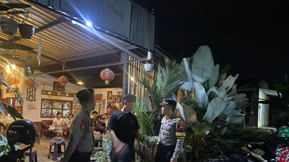 RESPONS ADUAN: Polisi saat berkomunikasi dengan pengelola kafe usai mendapat aduan masyarakat, Selasa (9/6/2026) malam. 
