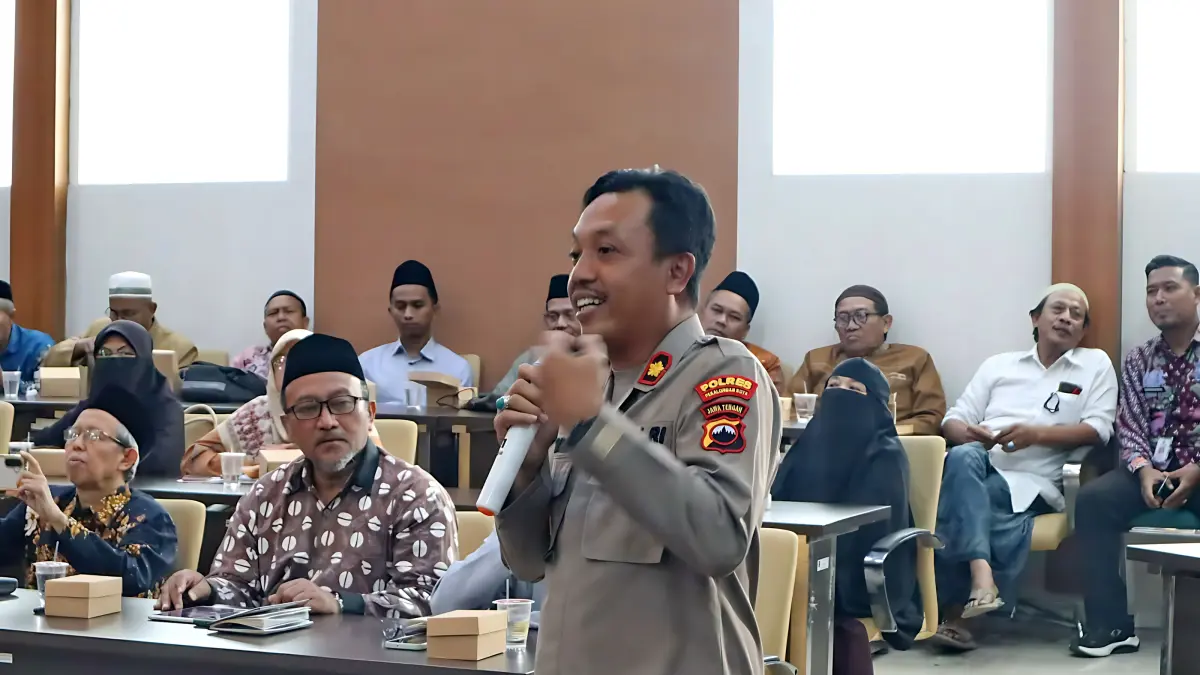 Lutfi Hanafi/Jawa Pos Metro Pekalongan
PAPARAN - Wakapolres Pekalongan Kota Kompol Dr Akhwan Nadzirin saat berikan paparan, pada pelatihan TPKS bagi pengasuh pondok pesantren se-Kota Pekalongan di Ruang Buketan Setda Kota Pekalongan, Rabu (10/6/2026).