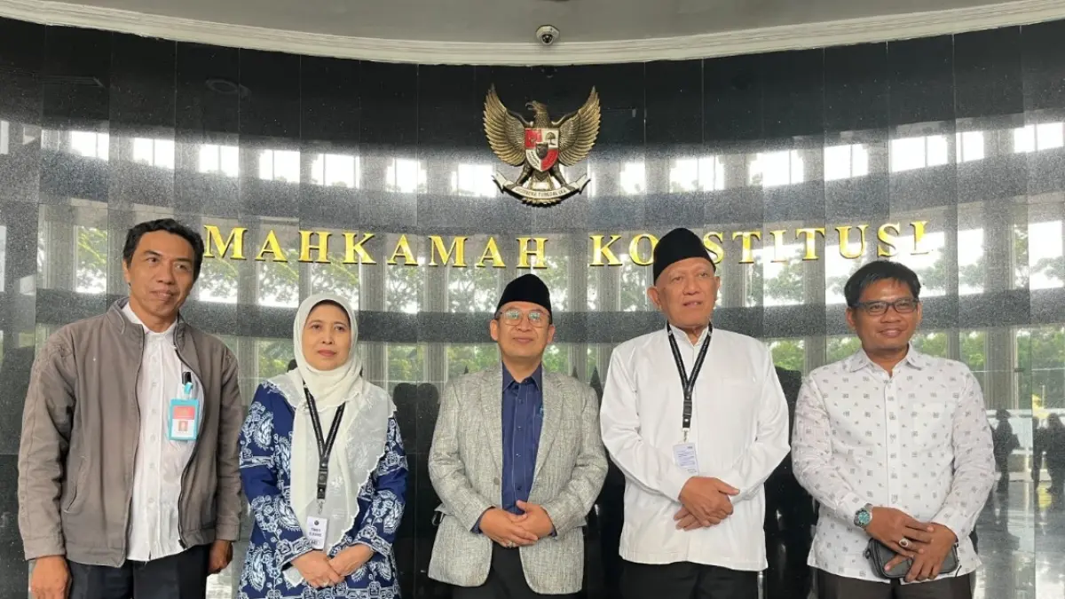 Ketua Majelis Masyayikh Gus Rozin didampingi Nyai Hajjah Badriah Fayumi dan KH Abdul Hakim Mahfudz (Gus Kikin) berfoto bersama usai persidangan di Mahkamah Konstitusi (MK), Jakarta, Kamis (11/6/2026).