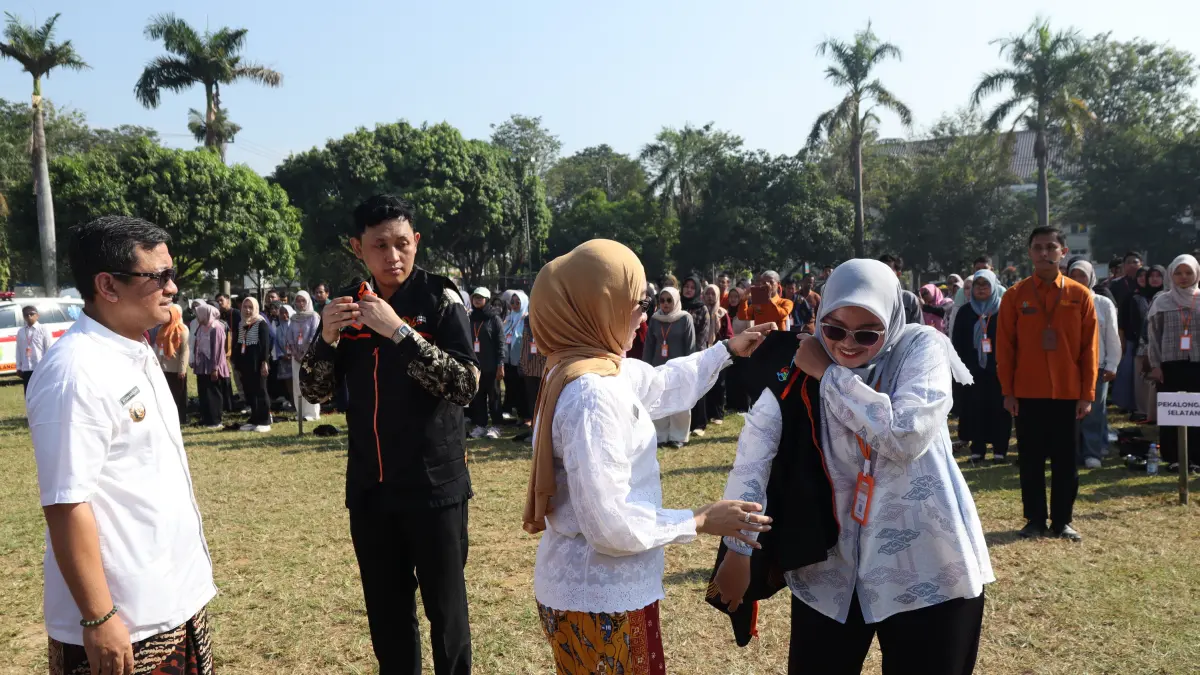 Lutfi Hanafi/Jawa Pos Metro Pekalongan
PAKAI SERAGAM - Perwakilan petugas sensus ekonomi, saat menerima seragam secara simbolis dari Walikota Pekalongan HA Afzan Arslan Djunaid atau Aaf, di Lapangan Mataram, Jumat (12/6/2026).