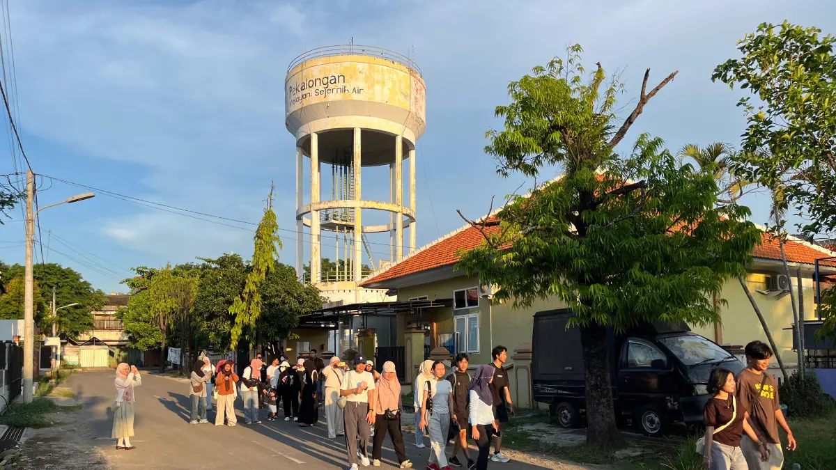 MENGAKRABI KOTA: Pekalongan Walking Club melintasi kawasan Taman Hiburan Rakyat (THR) dan kawasan PDAM Kota Pekalongan. 