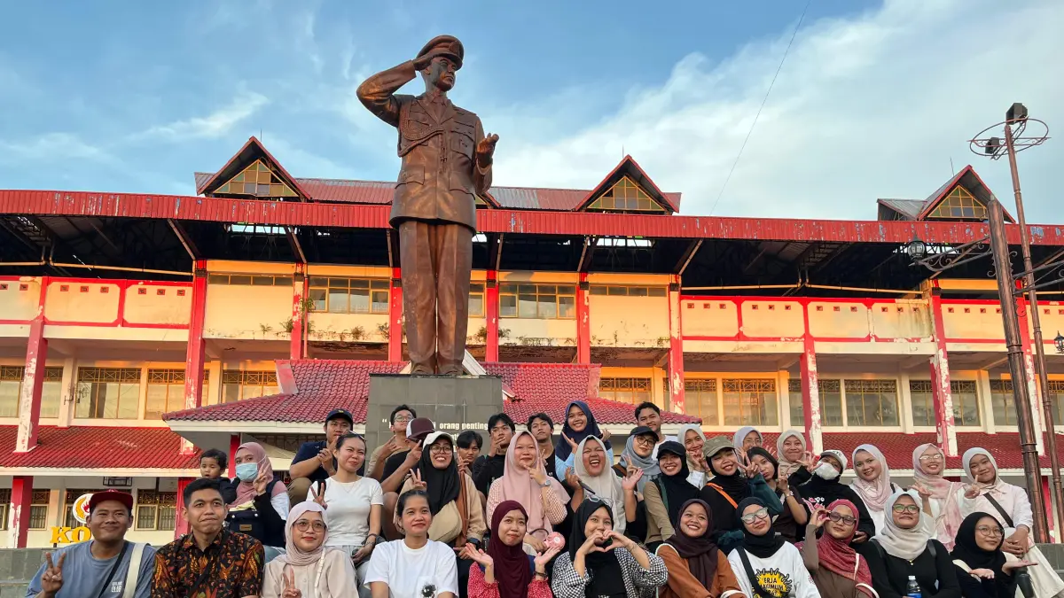 MENGAKRABI KOTA: Pekalongan Walking Club saat mengunjungi Stadion Hoegeng dalam rangkaian trip perdana mereka, April 2026 lalu. 