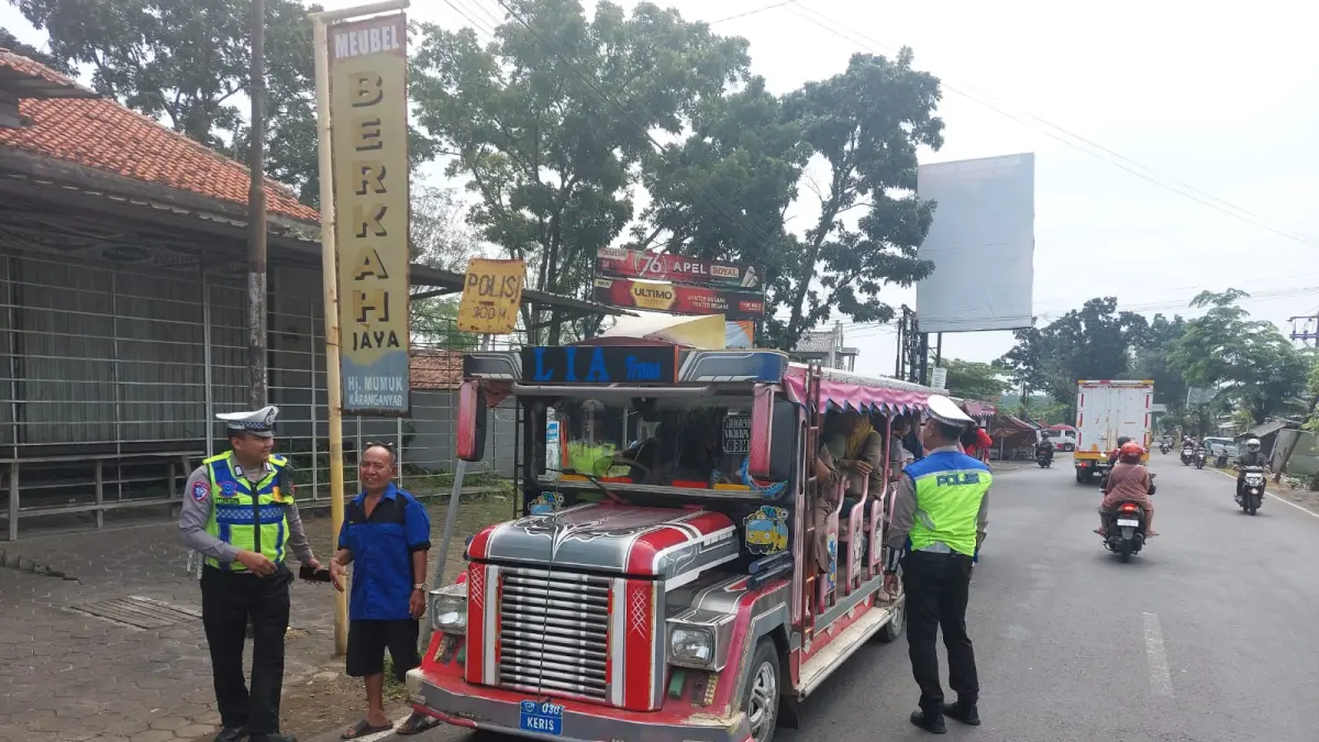 DICEGAT: Polisi saat mencegat kereta kelinci yang nekat melintas di jalan raya. 
