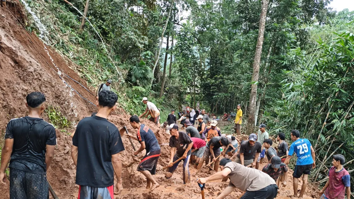 GOTONG ROYONG: Gotong royong warga bersama polisi membuka jalur Bojonglarang yang tertutup longsor. 