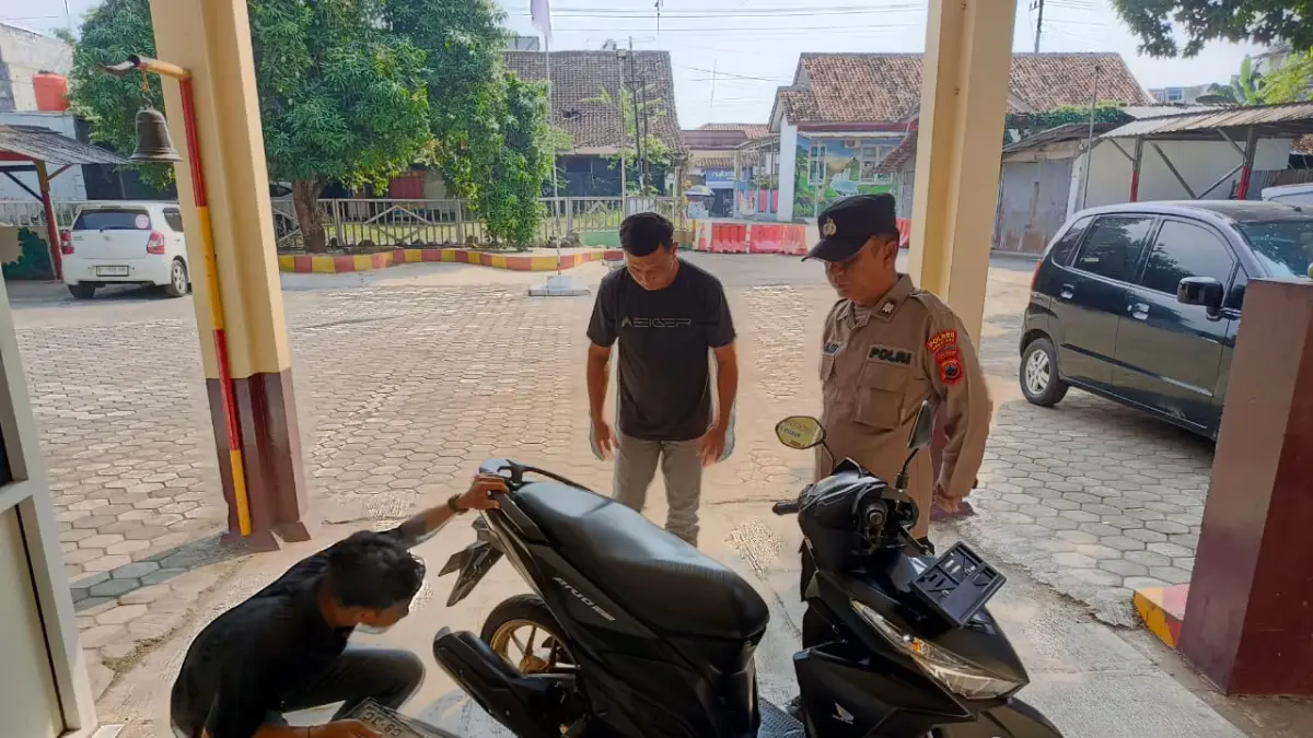 IST
AMANKAN BARANG BUKTI - Tim Satreskrim Polres Pemalang saat mengecek barang bukti pencurian sepeda motor di Desa Ambokulon, Kecamatan Comal, Kabupaten Pemalang.