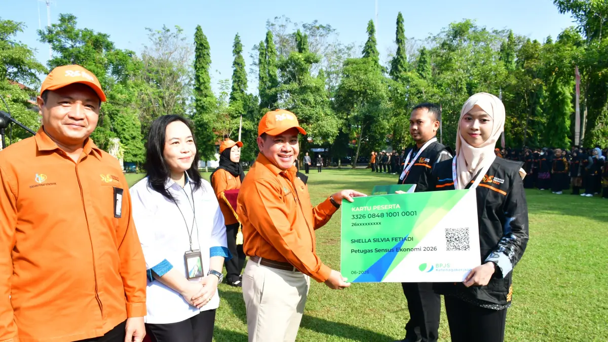IST
SERAHKAN - Plt Bupati Pekalongan Sukirman secara simbolis serahkan asurani kepada petugas Sensus Ekonomi 2026 di Lapangan Belakang Setda Kabupaten Pekalongan, Senin (15/6/2026).