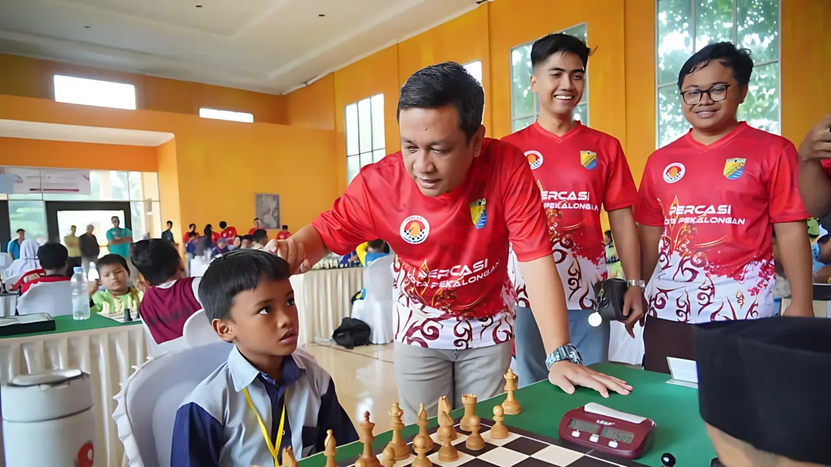 Lutfi Hanafi/Jawa Pos Metro Pekalongan
PANTAU LANGSUNG - Walikota Pekalongan Aaf saat memantau langsung Turnamen Catur Yunior Walikota Cup Kota Pekalongan 2026 di Aula Balai Latihan Kerja (BLK), Sabtu (13/6/2026).
