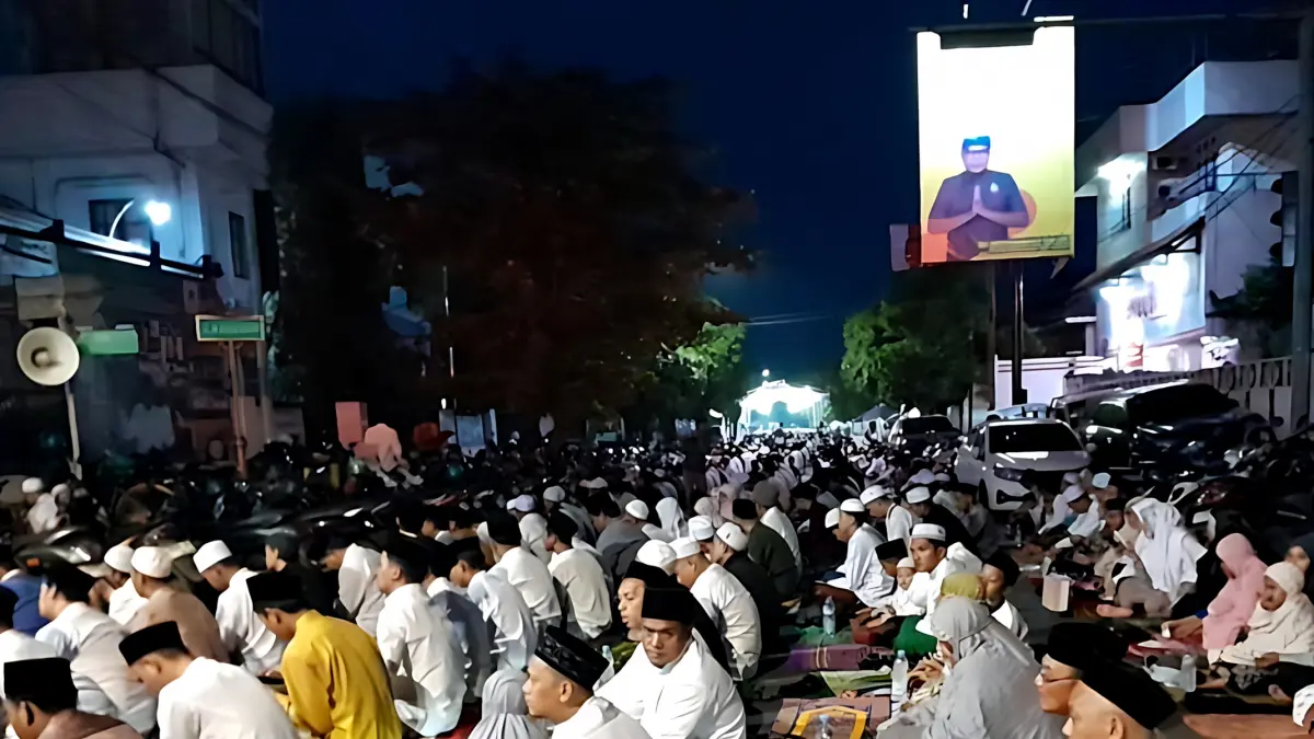 IST
KHUSYUK - Ribuan warga kota Pekalongan saat berdoa Bersama dalam rangka menyambut 1 Muharram di depan Masjid Ar Roudhoh Jalan Agus Salim Kota Pekalongan, &nbsp;Senin (15/6/2026) malam.