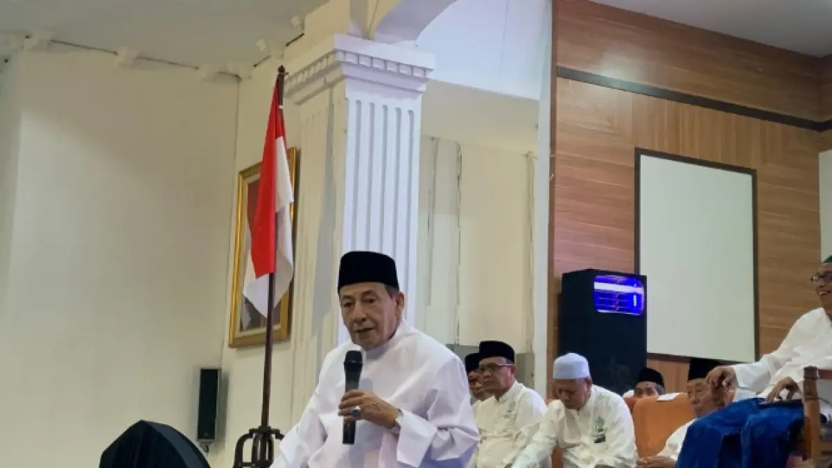 MAUIDHOH HASANAH : Ketua Umum Pengurus Besar JATMA Aswaja Habib Muhammad Luthfi bin Ali bin Yahya memberikan mauidzah hasanah di depan ratusan jamaah Annitho Jatma Aswaja. (KHAFIFAH ARINI PUTRI/JAWA POS RADAR SEMARANG)