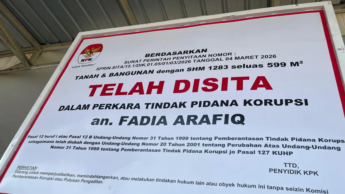 DISITA: Plang di depan toko waralaba diduga milik Fadia Arafiq yang berlokasi di Desa Wonosari, Kecamatan Siwalan. 