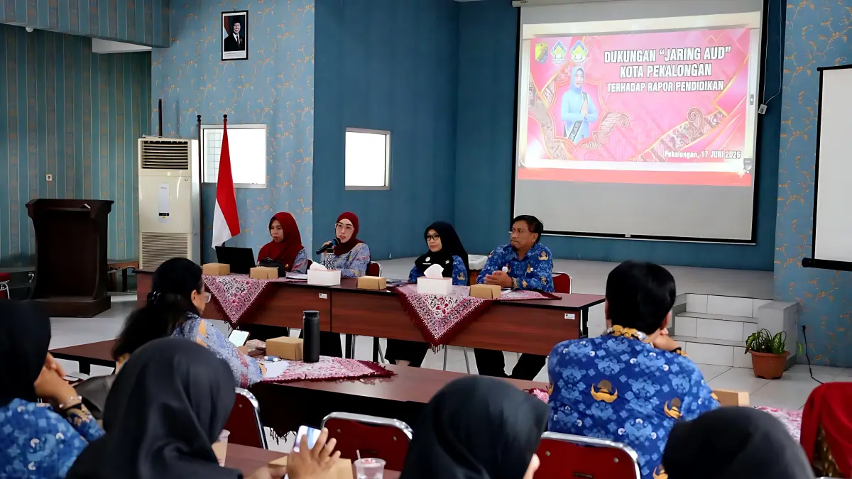 IST
RAKOR - Bunda PAUD Kota Pekalongan, Inggit Soraya saat menggelar rakor dan sosialisasi Jaring AUD di Aula Dinas Pendidikan, Rabu (17/6/2026).