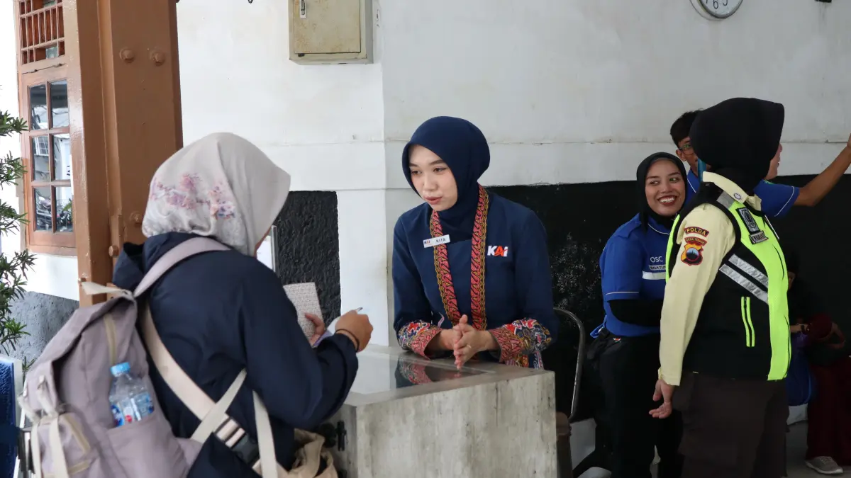 Lutfi Hanafi/Jawa Pos Metro Pekalongan
LAYANI PENUMPANG - Petugas di Stasiun Pekalongan saat mengecek tiket penumpang, sebelum masuk ke area dalam stasiun.