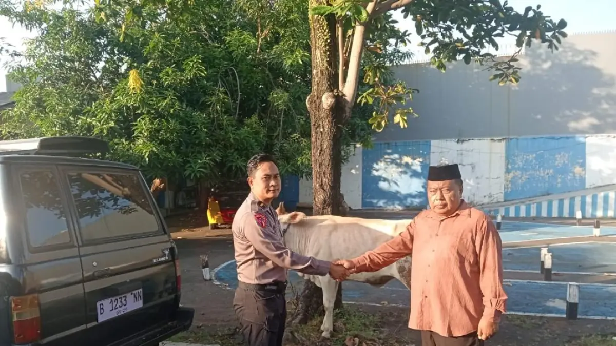 SALURKAN HEWAN KURBAN : Rais ‘Am PB JATMA ASWAJA, Maulana Habib Luthfi bin Yahya menyalurkan 80 ekor sapi kurban di sejumlah titik di Pekalongan, Cirebon, Yogyakarta, hingga Lombok.