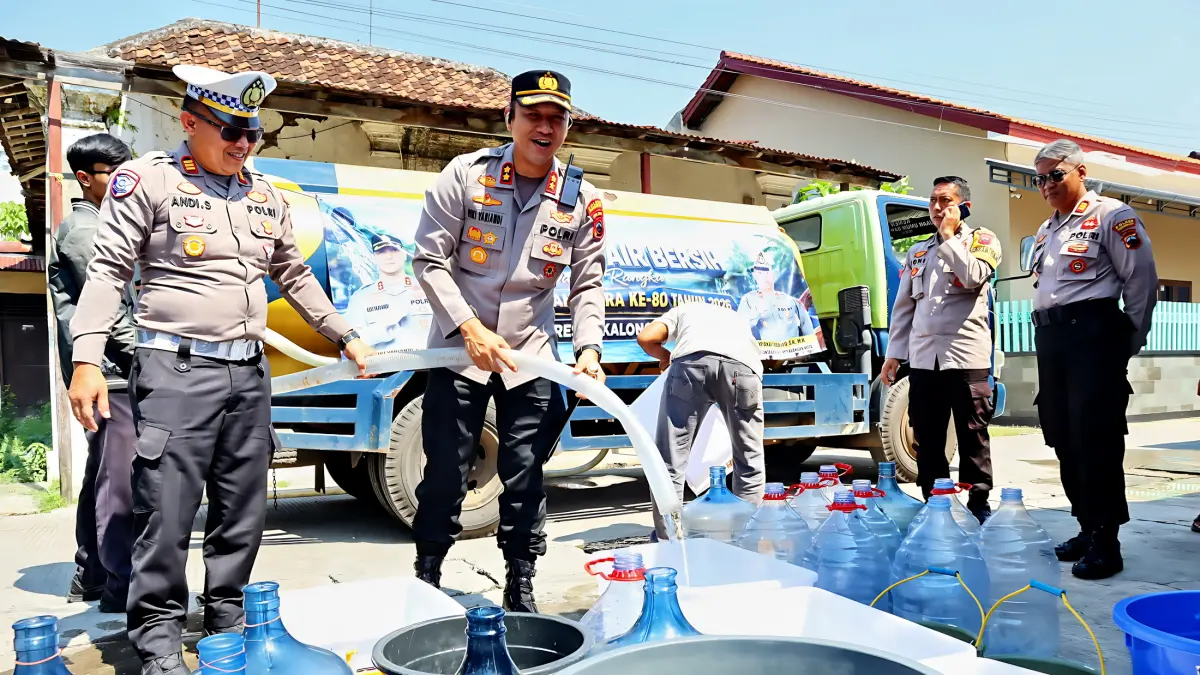 IST
SEMANGAT - &nbsp;Kapolres Pekalongan Kota AKBP Riki Yariandi didampingi Kasat Lantas AKP Andi Susanto dengan semangat memimpin langsung pembagian air bersih, Kelurahan Panjang Wetan Rabu (17/6/2026) siang.