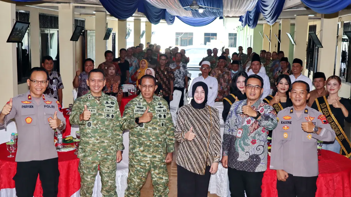 Lutfi Hanafi/Jawa Pos Metro Pekalongan
FOTO BERSAMA - Tim TNI AD saat Bimtek) Kesiapan Kompi Produksi Kodim 0710/Pekalongan Tahun Anggaran 2026 yang digelar di Aula Makodim 0710/Pekalongan, Kamis (18/6/2026).