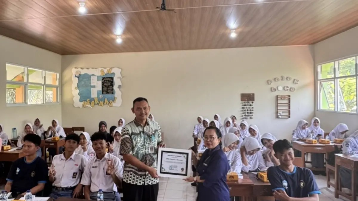 Pemberian apresiasi oleh BPJS Kesehatan Cabang Pekalongan ke SMAN 2 Batang