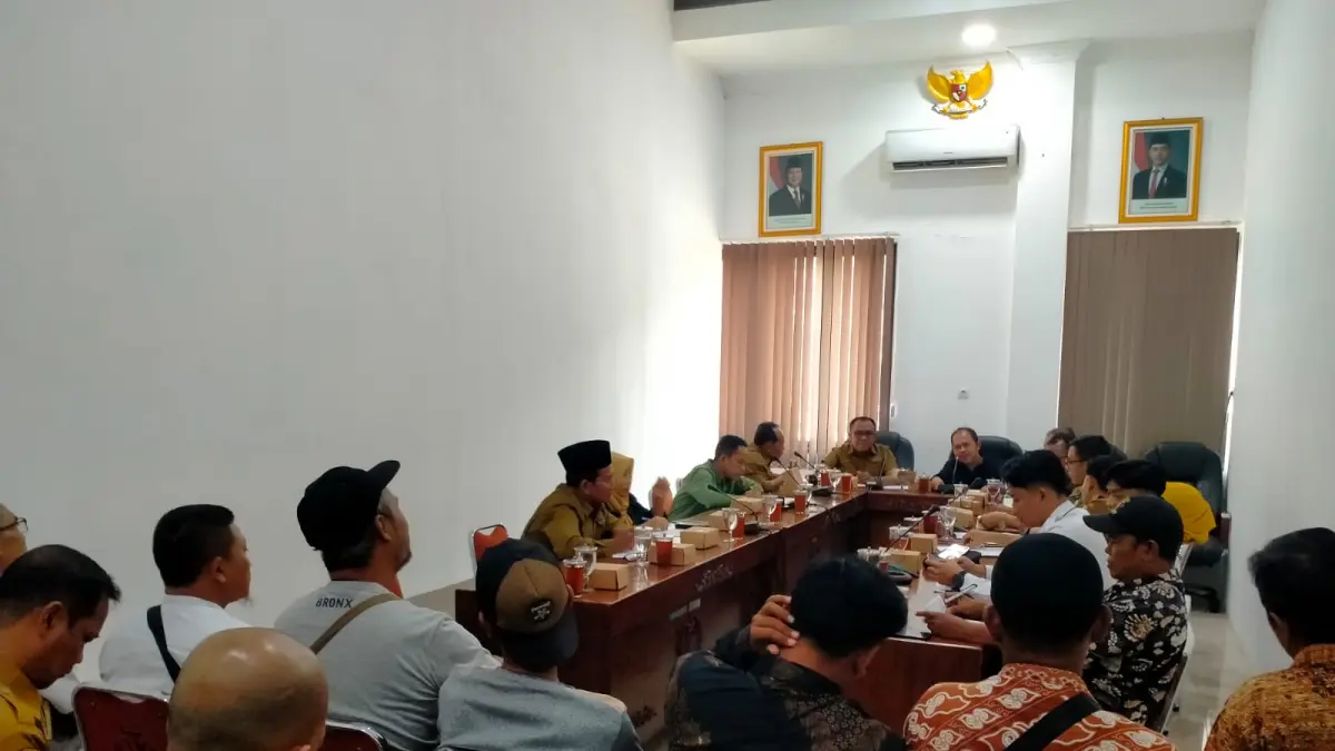 AUDIENSI: Komunitas Pedagang Keliling (KPK) Karanganyar saat audiensi dengan Komisi B DPRD Kabupaten Pekalongan, Senin (15/6/2026). 
