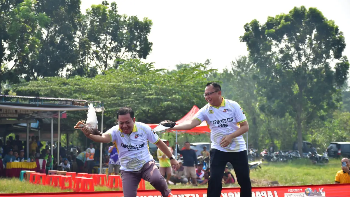 GUYUB: Plt. Bupati Pekalongan Sukirman dan Kapolres Pekalongan AKBP Rachmad C. Yusuf ketika menjajal atmosfer lomba merpati kolong di Wonopringgo, Jumat (19/6/2026). 
