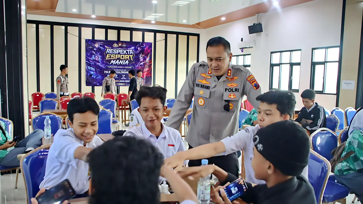 IST
SEMANGATI - Kapolres Pekalongan Kota AKBP Riki Yariandi saat semangat peserta turnamen espekta Esport Mania di Gedung Serba Guna SMK Muhammadiyah Bligo, Kecamatan Buaran, Kabupaten Pekalongan, Kamis (18/6/2026).