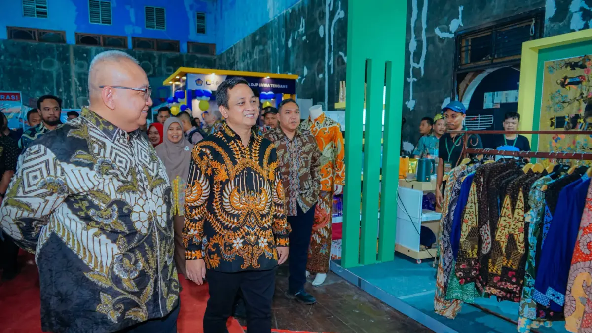 IST
TINJAU PAMERAN - Walikota Aaf bareng Direktur Utama LPDB Koperasi Kementerian Koperasi RI, Krisdianto, saat meninjau langsung stand di PKN 2026, Kamis malam (18/6/2026).