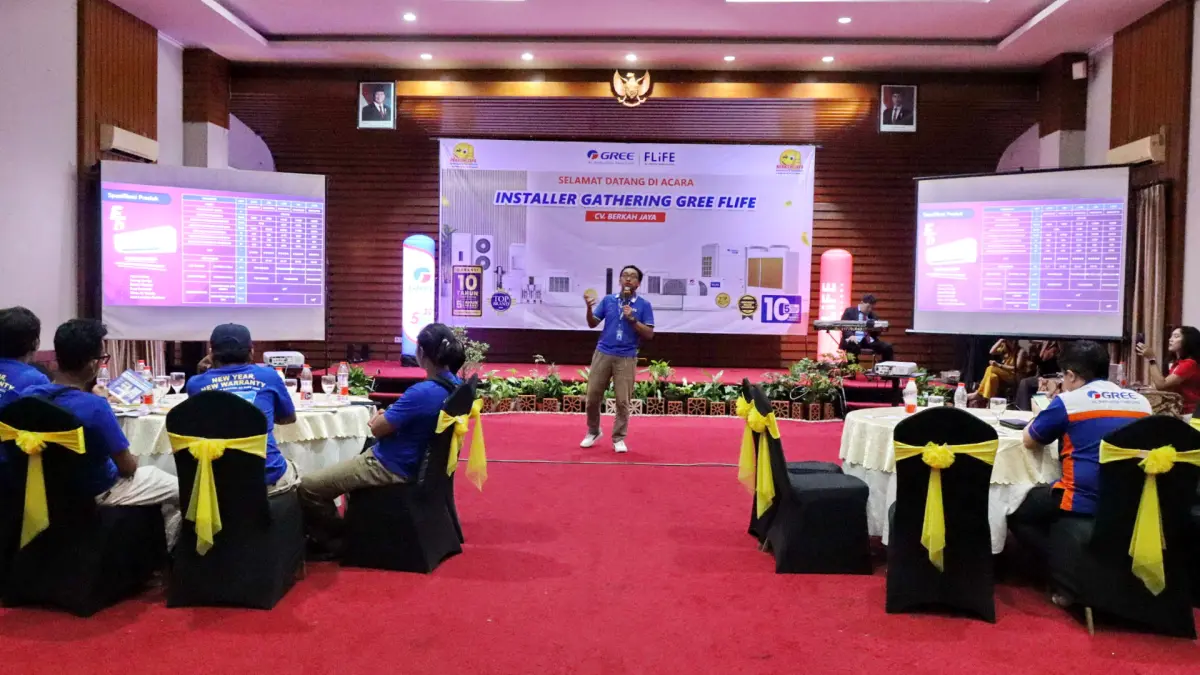 Lutfi Hanafi/Jawa Pos Metro Pekalongan
EDUKASI - Tim Gree saat edukasi langsung teknisi AC Pekalongan, tentang produk dan kelebihannya, saat Installer Gathering Gree dan FLIFE di Hotel Dafam Pekalongan, Jumat (19/6/2026) malam.