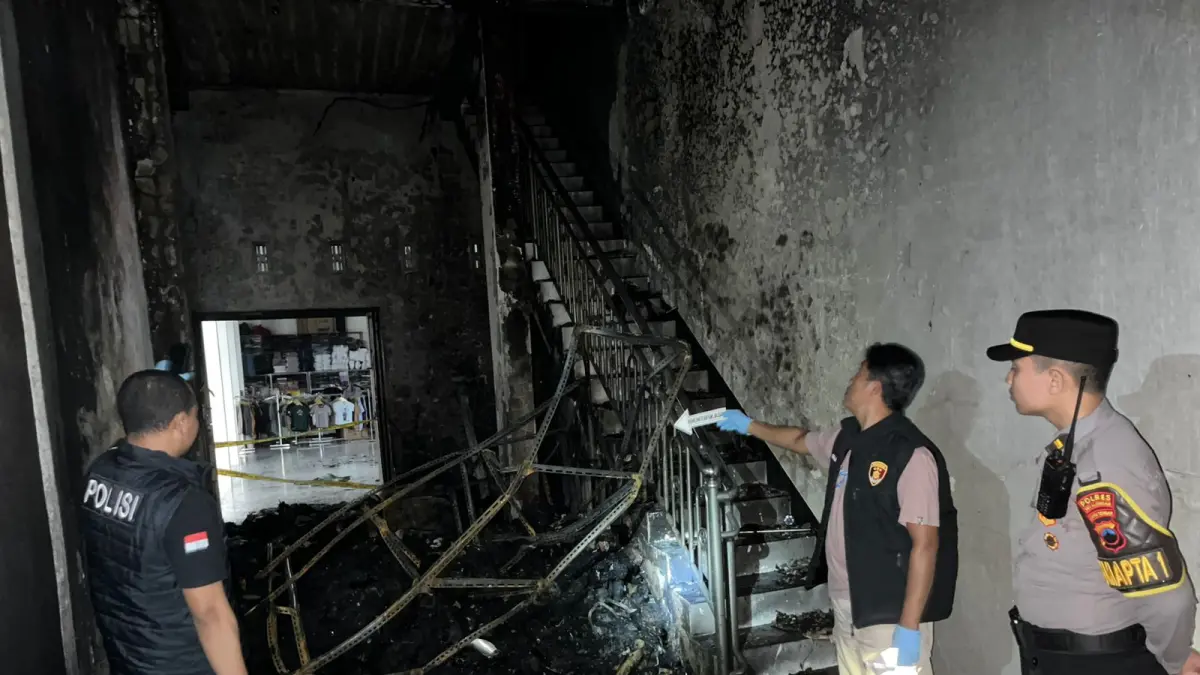 TERBAKAR: Kondisi gudang toko pakaian Putra Sandang, Doro, Kabupaten Pekalongan, usai dilalap si jago merah. 