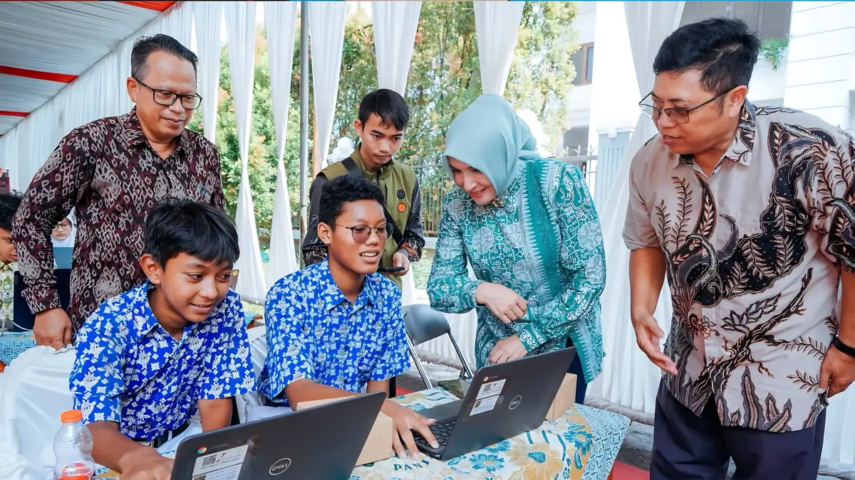 IST
PANTAU - Wawalkot Hj Balgis Diab saat memantau langsung Pelatihan Desain Batik Berbasis AI yang digelar di Kawasan Budaya Jetayu, Minggu (21/6/2026).&nbsp;