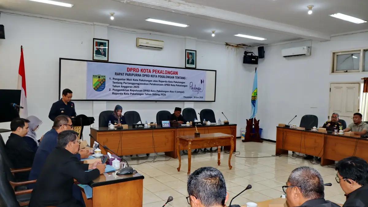 Lutfi Hanafi/Jawa Pos Metro Pekalongan
PAPARAN - Walikota Aaf saat bacakan Raperda dalam Rapat Paripurna Pengambilan Keputusan DPRD Kota Pekalongan Tahun Sidang 2026 yang berlangsung di Gedung Diklat Kota Pekalongan, Jumat (19/6/2026).