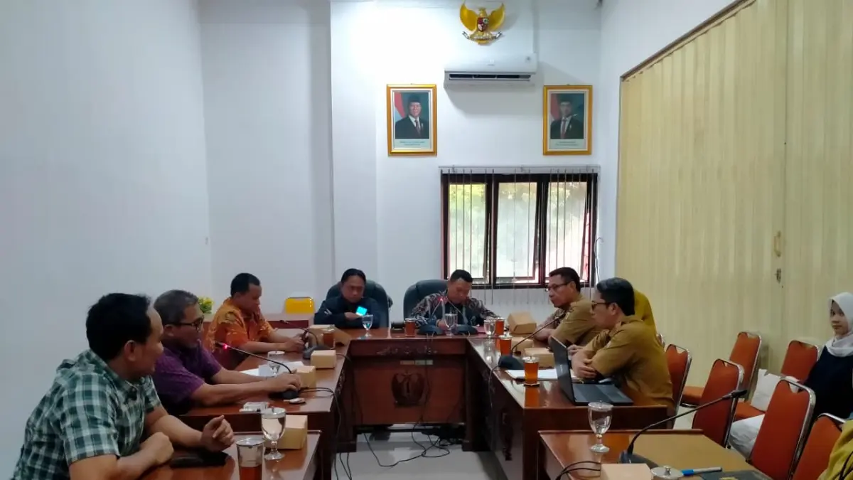 INFRASTRUKTUR: DPRD Kabupaten Pekalongan saat rapat bersama Dinas PU-Taru terkait lambannya pekerjaan fisik jalan, Senin (15/6/2026). 