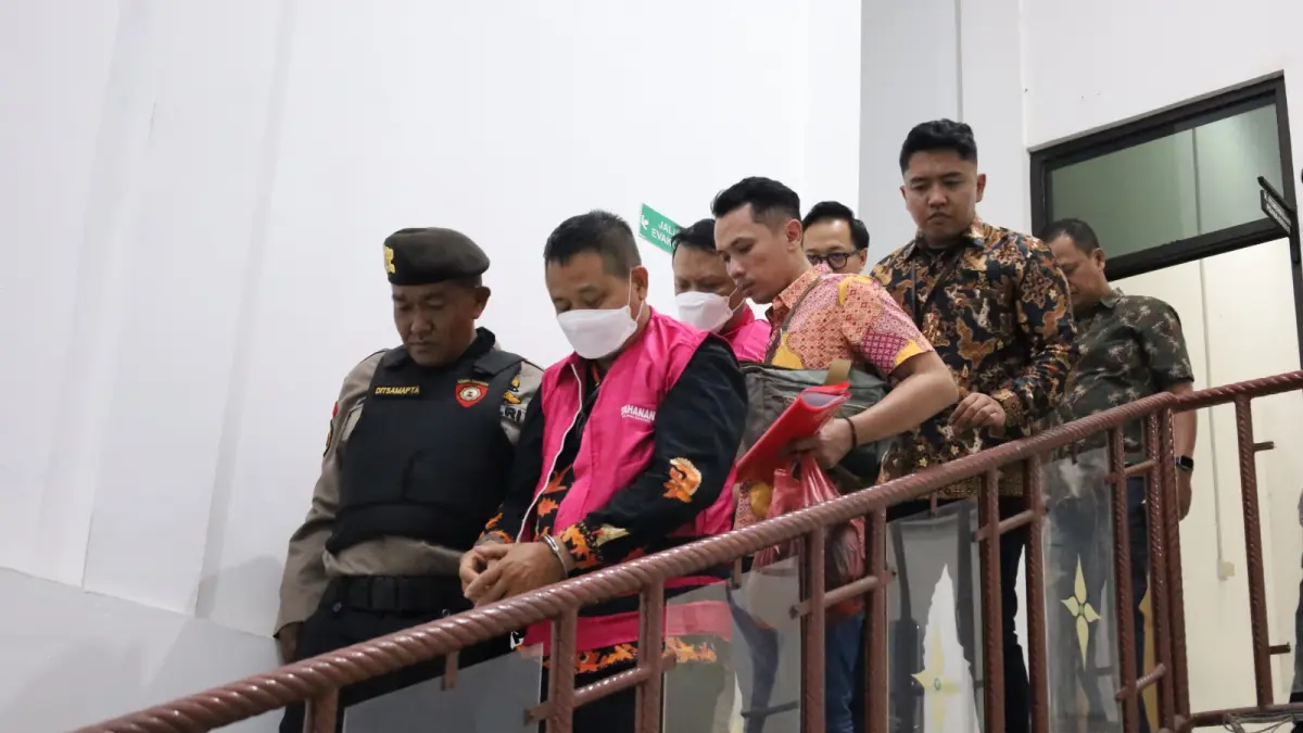 Korupsi: tersangka saat digelandang petugas di Kejaksaan Negeri Batang.