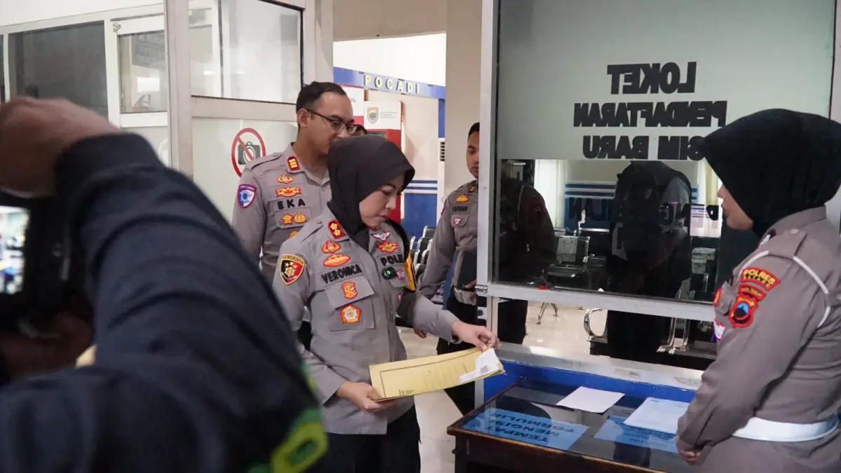 LAYANAN: Kapolres Batang AKBP Veronica saat meninjau layanan di Satlantas Polres Batang