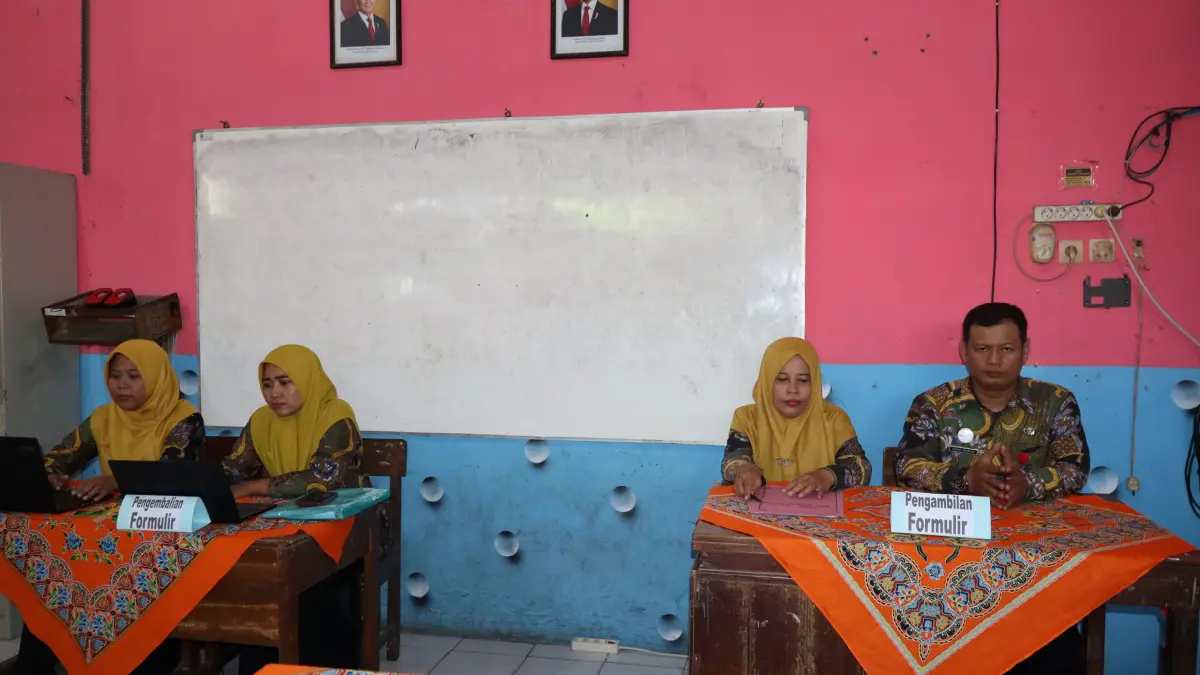 Lutfi Hanafi/Jawa Pos Metro Pekalongan
PENDAFTARAN - Proses pendaftaran siswa baru di salah satu sekolah SLTP Kota Pekalongan dipastikan berjalan dengan transparan,