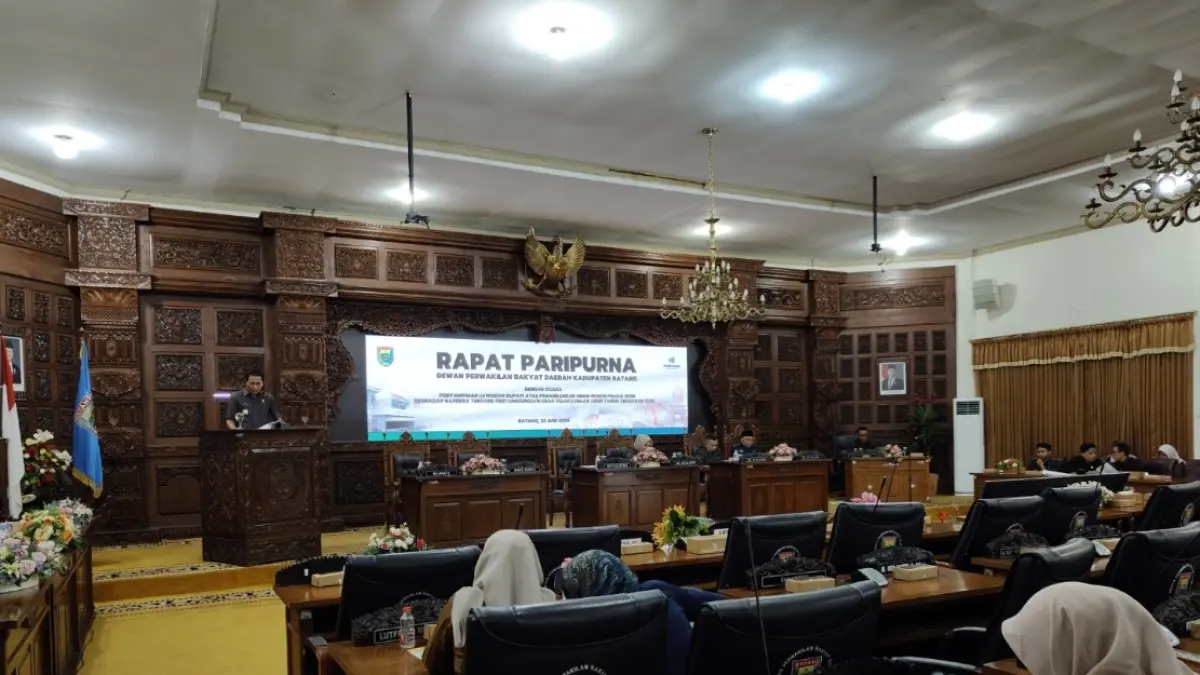 PAPARAN: Wakil Bupati Batang Suyono saat memberikan pemaparan dalam Rapat Paripurna DPRD.