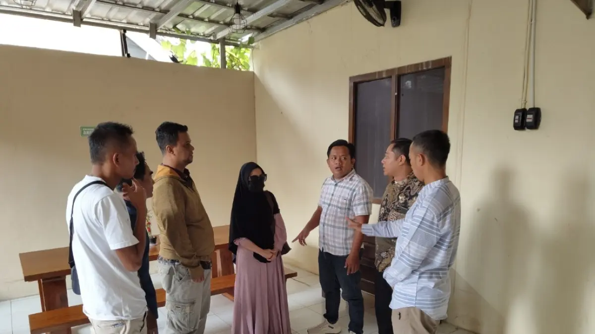 PEMERIKSAAN: Ibu korban bersama para warga saat berada di Mapolres Batang.