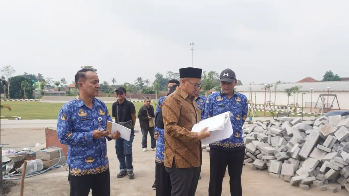 SIDAK: Bupati Batang M. Faiz Kurniawan, saat melakukan sidak pembangunan trotoar dan penataan RTH di Alun-Alun Bandar, beberapa waktu lalu.