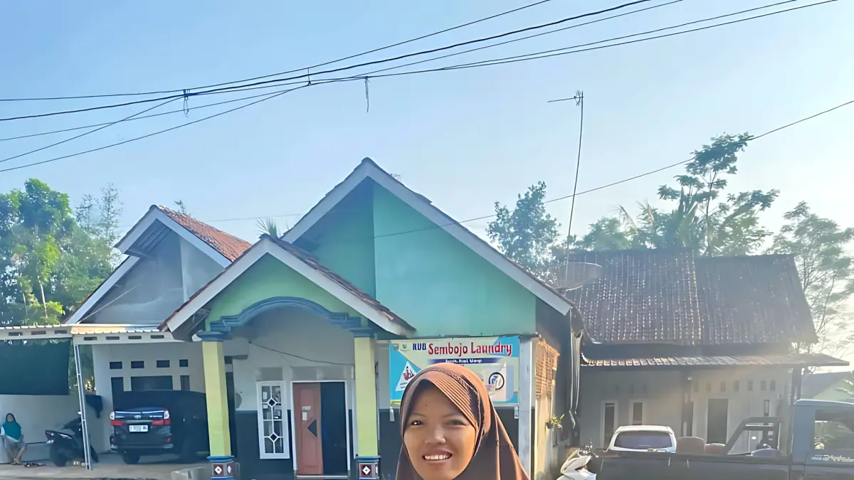 BAWA TITIPAN -&nbsp; Sri Hartatik&nbsp;saat membawa menu makan order jasa Sri Tolong Sri ke rumah pelanggannya.