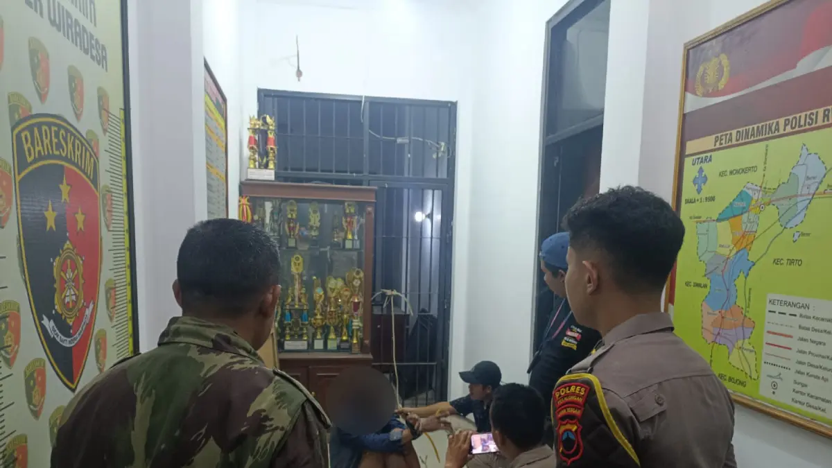 DITANGKAP: Pelaku saat diamankan di Polsek Wiradesa usai ditangkap, Selasa (23/6/2026).