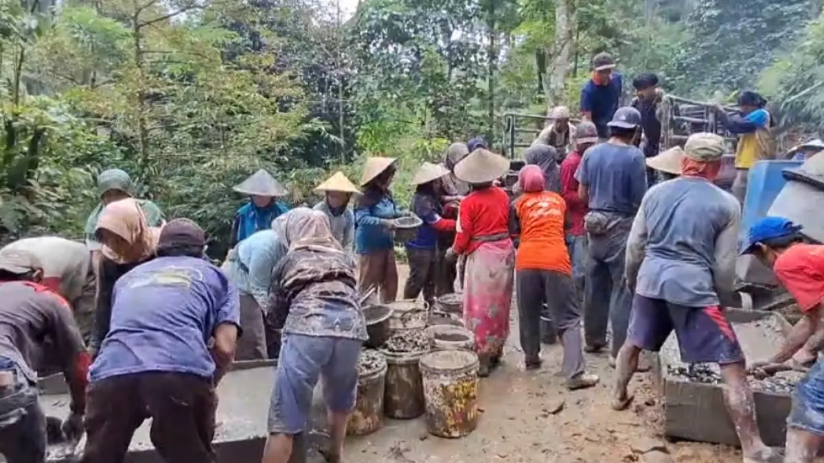 GOTONG ROYONG: Warga Dukuh Petungkon, Desa Tembelang Gunung, Kecamatan Lebakbarang, Kabupaten Pekalongan, saat bergotongroyong mengecor jalan rusak secara swadaya, Senin (22/6/2026). 