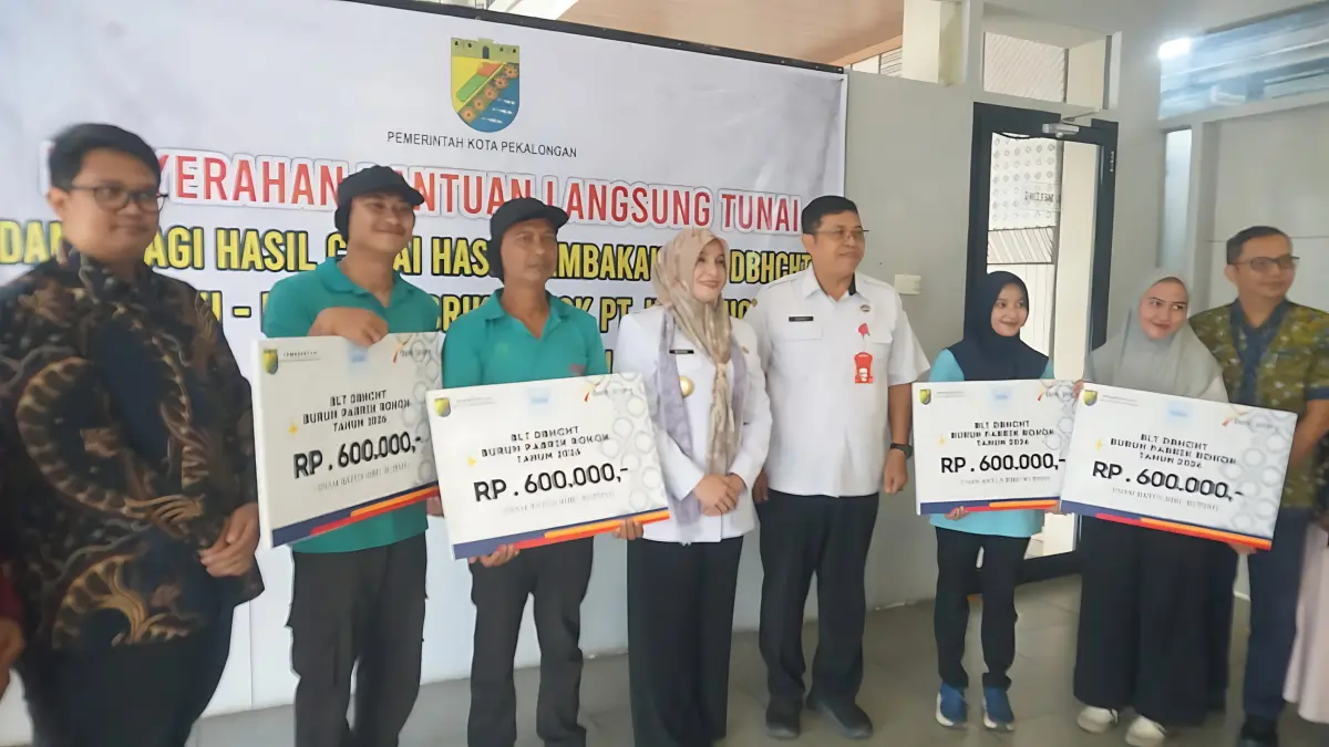 ist
SERAHKAN - Wawalkot Hj Balgis Diab, saat serahkan BLT kepada perwakilan pekerja PT MPS di Aula perusahaan tersebut, Rabu (24/6/2026).
