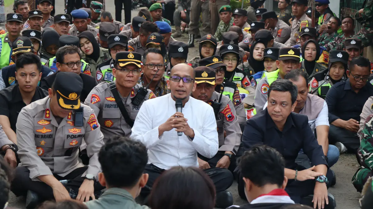 Lutfi Hanafi/Jawa Pos Metro Pekalongan
TEMUI MASSA AKSI - Ketua DPRD Kota Pekalongan M Azmi Basyir tidak segan turun langsung ke masyarakat dan menerima aspirasi.