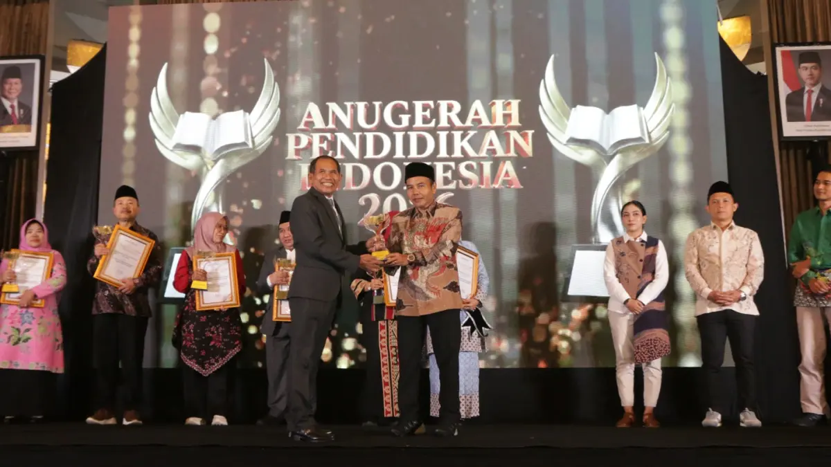 PENGHARGAAN: Kepala Dindikbud Kabupaten Pekalongan Kholid saat menerima penghargaan Anugerah Pendidikan Indonesia dari Jawa Pos Radar Semarang. 