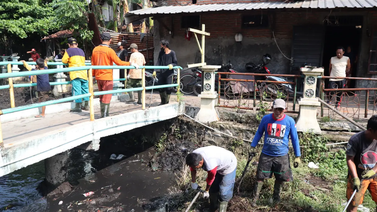 Lutfi Hanafi/Jawa Pos Metro Pekalongan
BERSIHKAN SUNGAI - Petugas saat bersihkan sungai Asem Binatur yang sedimentasinya cukup tinggi yang penuh dengan tanah dan rumputi liar di Medono Kota Pekalongan, Kamis (25/6/2026).