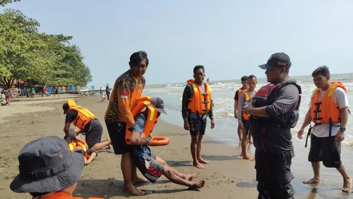 PELATIHAN: Para pengelola wisata saat menjalani latihan SAR di Pantai Ujungnegoro.